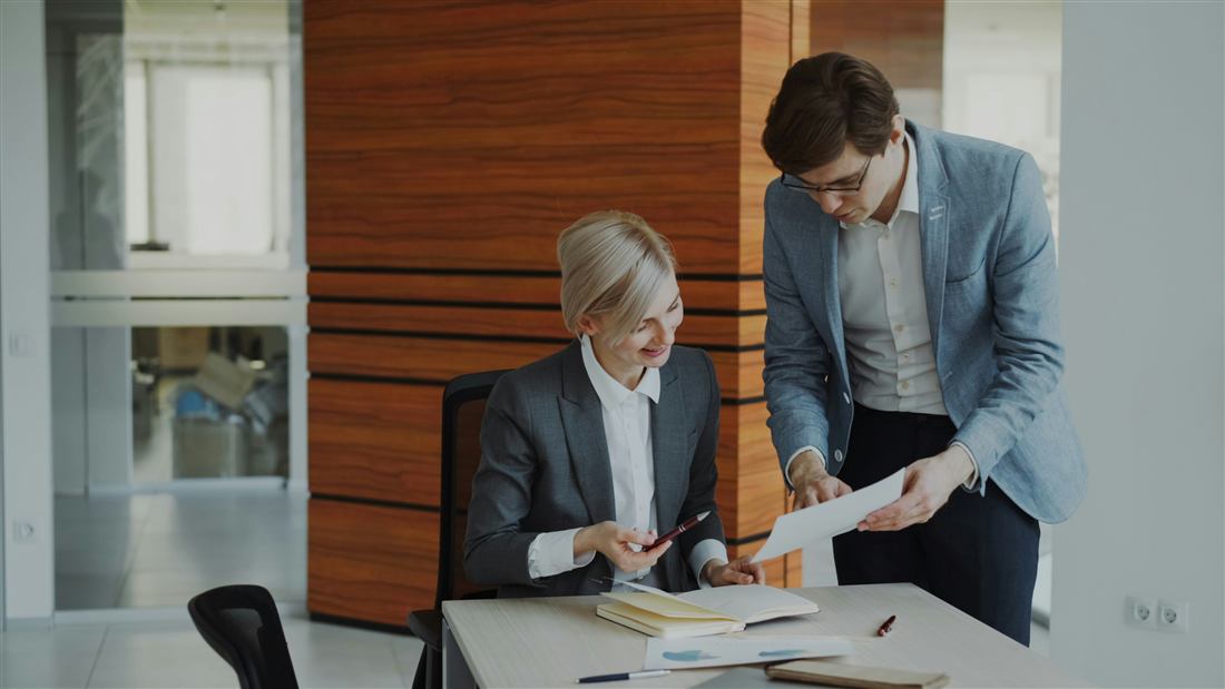 Consultores analisando indicadores e documentos financeiros