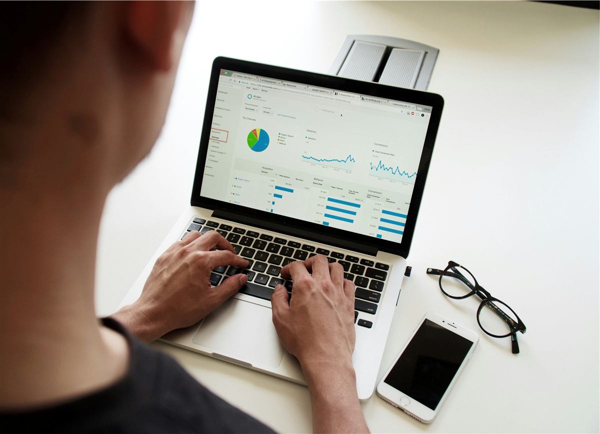 Profissional analisando indicadores financeiros no notebook