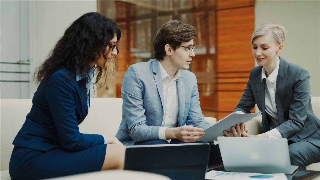 Equipe revisando indicadores durante reunião de diagnóstico